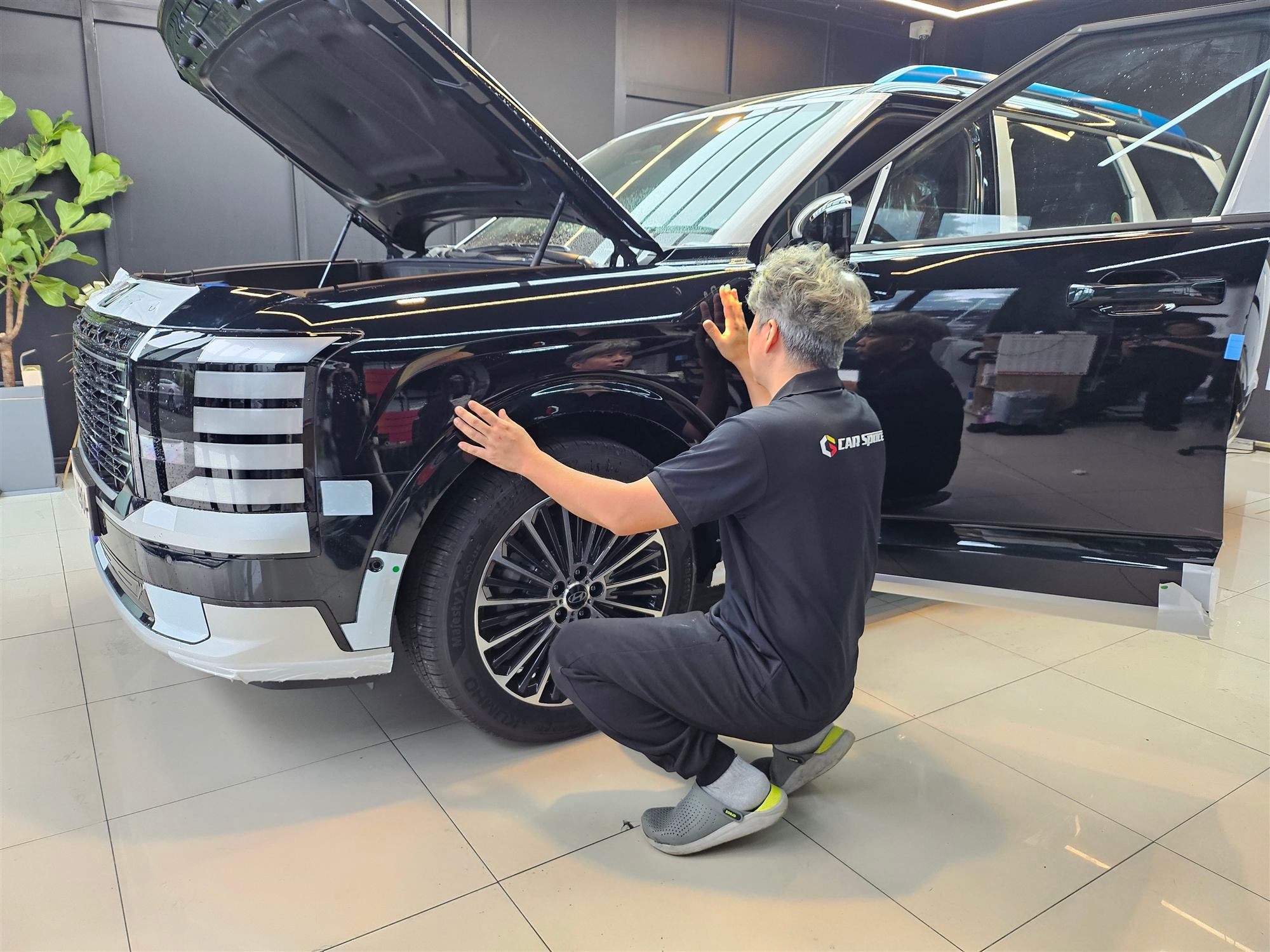 대형 SUV 도어에 생활보호 PPF를 시공하는 모습